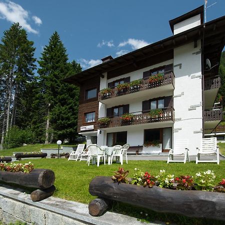 Garni Bucaneve Мадона ди Кампильо Екстериор снимка